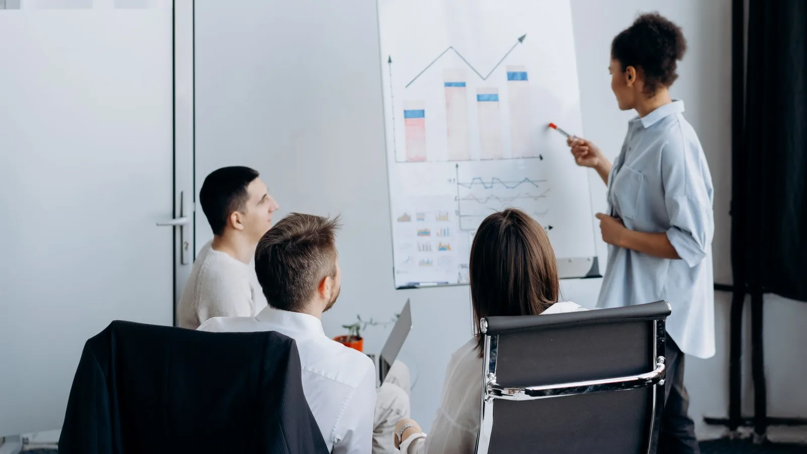 Funnel de ventas para SaaS B2B: etapas, métricas y cuellos de botella
